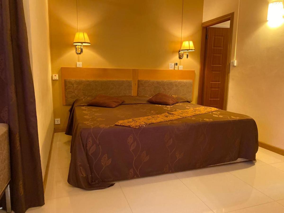 Monalysa St Honore &